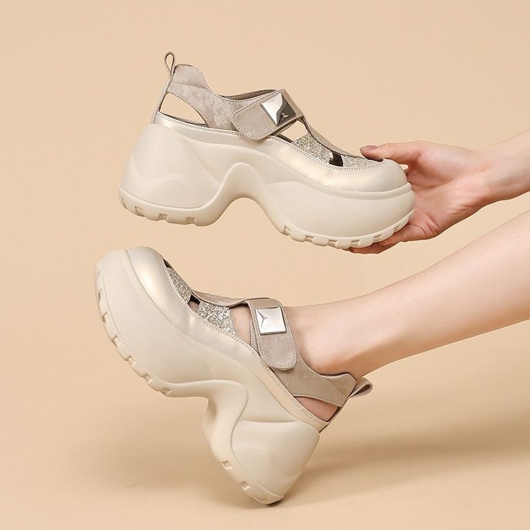2026 verano nuevo estilo de moda hombre pequeño sale sandalias de mujer multifuncional muffin hueco para aumentar la altura de las zapatillas