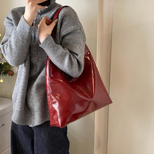 休闲通勤大容量包包女2025新款简约单肩包韩版通勤红色托特水桶包