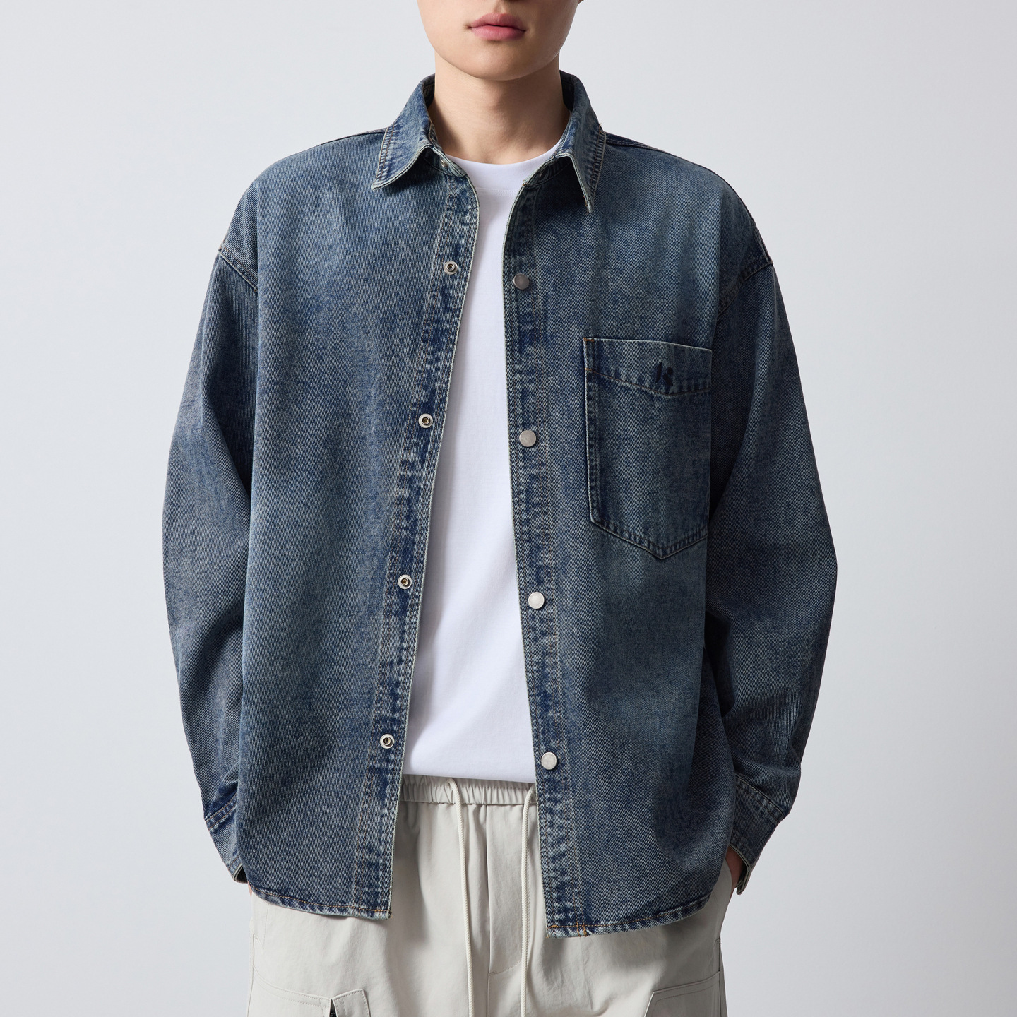 Áo khoác denim nam phong cách Mỹ, thêu họa tiết, kiểu dáng cổ điển — màu xanh nhạt