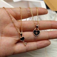 ペアのペアのカップルのネックレスのシンプルなファッションの小さいキーロックの愛のペンダントの金色の鎖のチェーンのネックレスの贈り物の卸売り