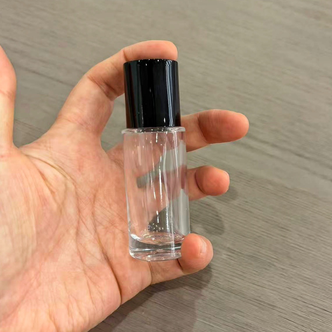 Bayoneta cilíndrica de 20ML; cubierta de plástico negro; vidrio
