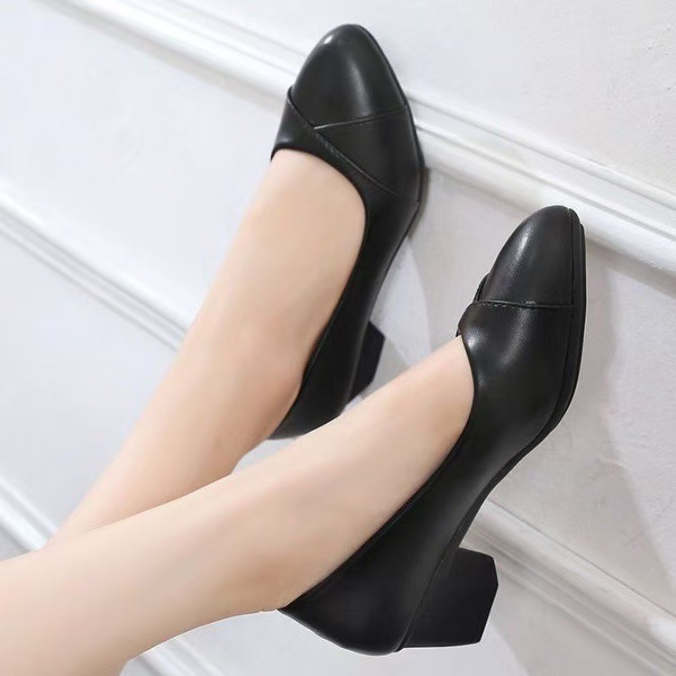 Comercio exterior zapatos de mujer de tamaño grande zapatos de cuero poco profundos zapatos de mujer otoño nuevo estilo coreano cabeza redonda tacones gruesos zapatos de madres de mediana edad zapatos de mujer