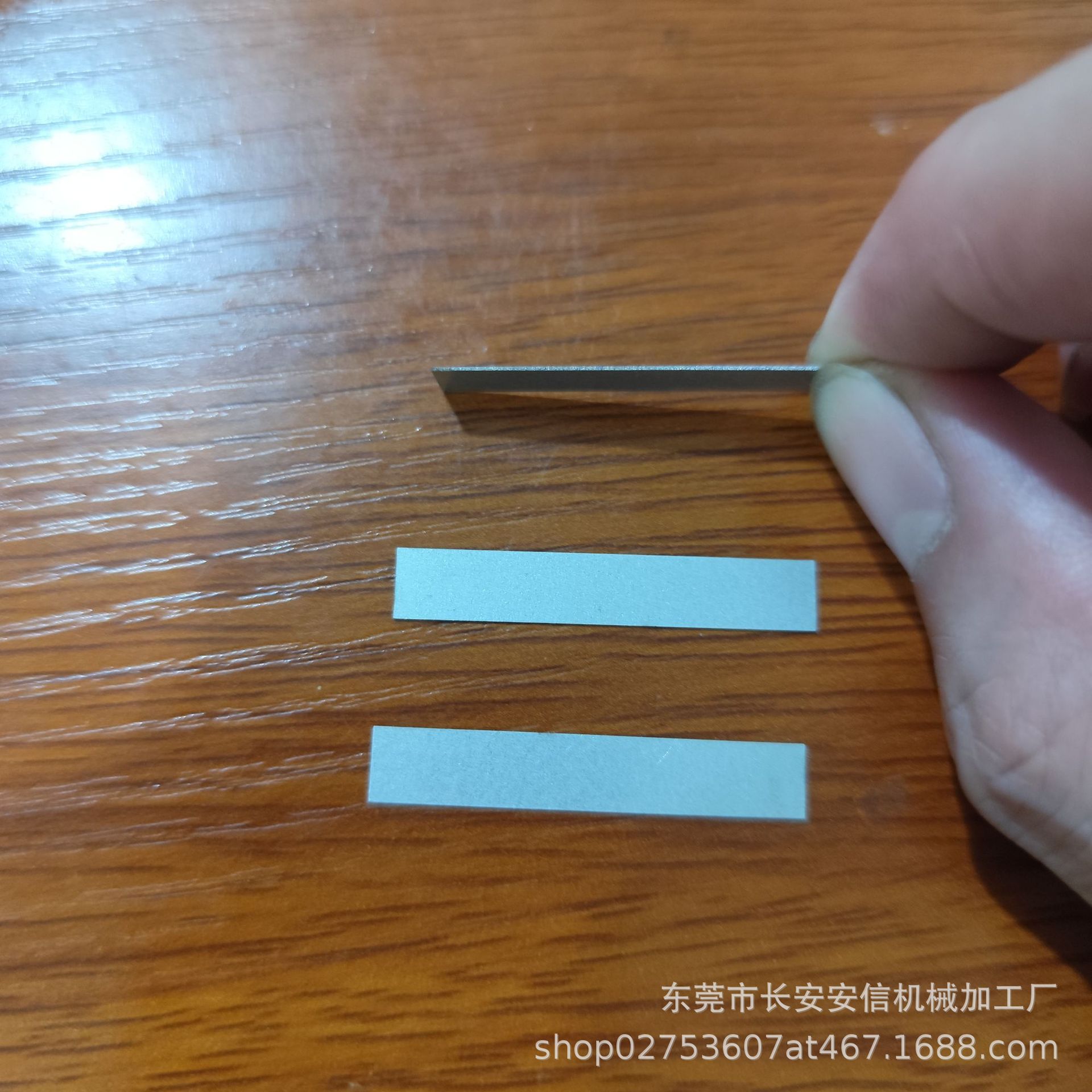 可被磁铁吸住镀锌铁片长条定制引磁铁条薄片磁吸金属包胶定型直条