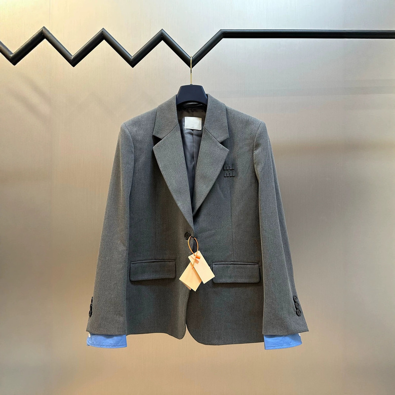 Authentic, original, in-stock MU brand logo patch single-breasted wool blazer jacket with dust bag and hanger Authentic, original, in-stock MU brand logo patch single-breasted wool blazer jacket with dust bag and hanger