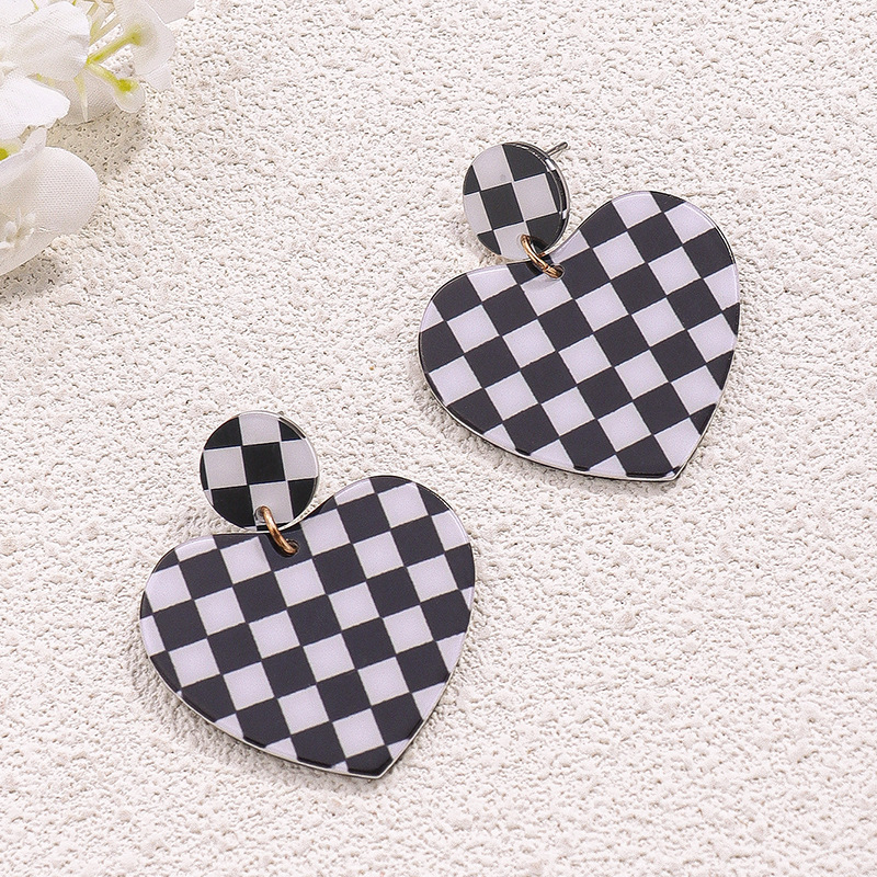 European and American Cross-Border Fashion Trend Heart-Shaped Black and White Plaid French Pendant Women's Earrings Simple Light Luxury Jewelry European and American Cross-Border Fashion Trend Heart-Shaped Black and White Plaid French Pendant Women's Earrings Simple Light Luxury Jewelry