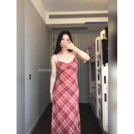 法式设计感红色格纹吊带连衣裙夏装新款宽松V领蕾丝收腰显瘦长裙