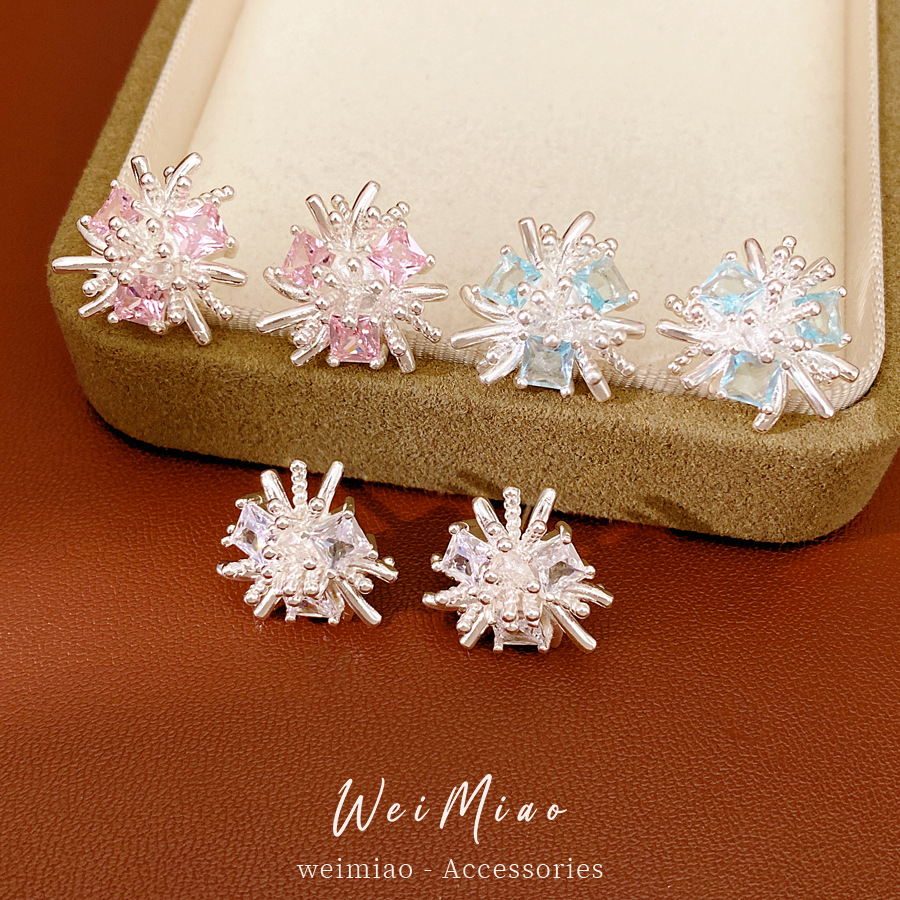 Agujas de plata, pernos de flores de piedra, personalidad simple, nicho, aretes de moda, aretes de lujo ligero, aretes de alta calidad al por mayor.