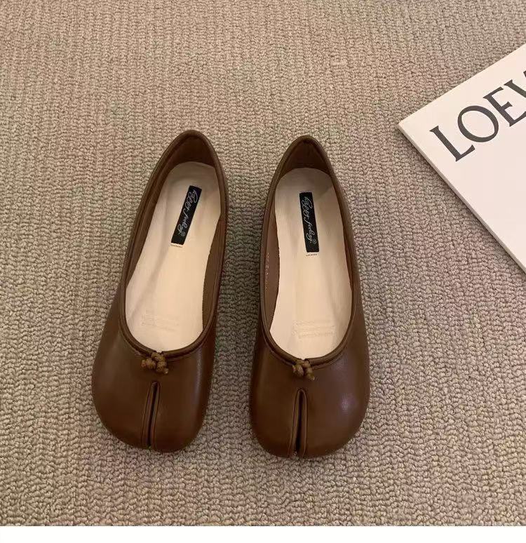 Zapatos de pie de cerdo con base plana, zapatos de mujer, primavera y otoño de 2025, zapatos de ferradura de dedo, zapatos de barco de ferradura de cerdo, zapatos rojos