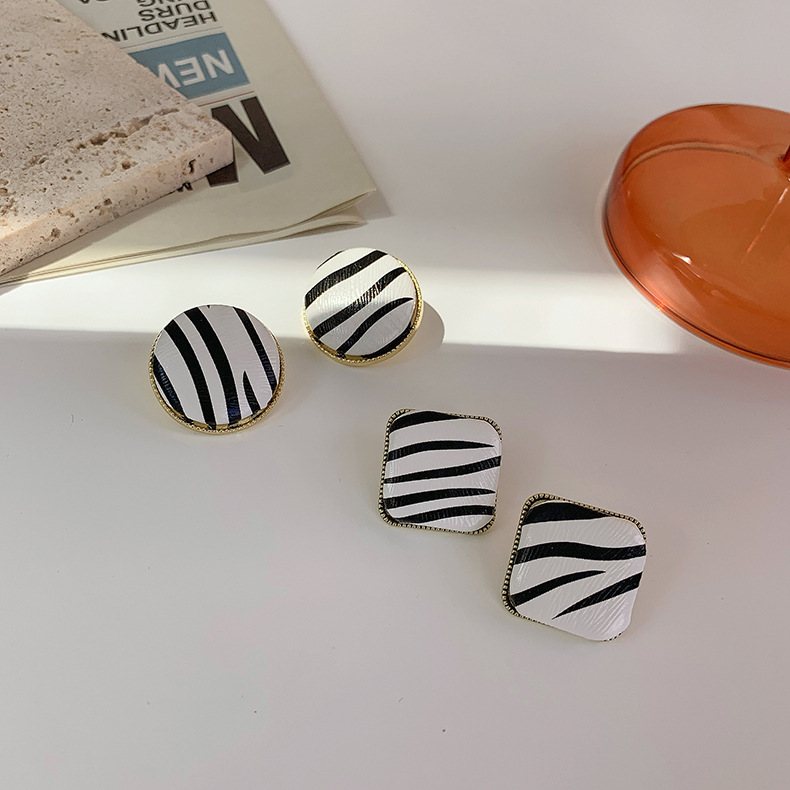 Black White Zebra Pattern Round Square Stud Earrings Wholesale Nihaojewelry display picture 5