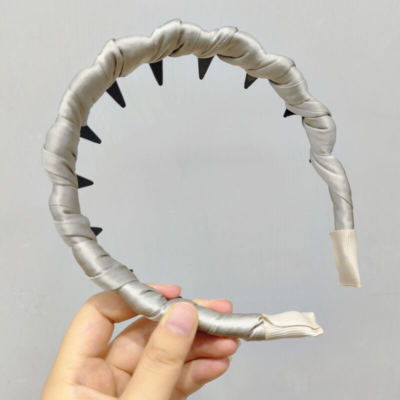 歯のカチューシャを持っています。|undefined
