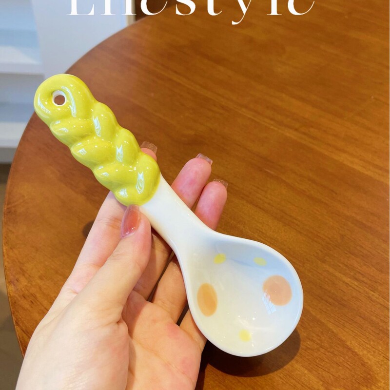 漫画の長い柄の陶磁器のスープのスプーンのかわいい家庭用の創意の高い顔の値のピンクのネットの赤い釉薬の下の色の小さいスプーン|undefined