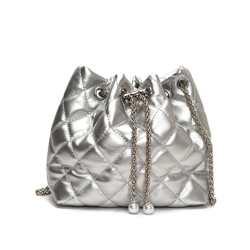 Bolso de cadena de diamantes para mujer 2025 nuevo bolso de cubo de nicho de sentido de alta gama salvaje bolso de mensajero de hombro popular de verano