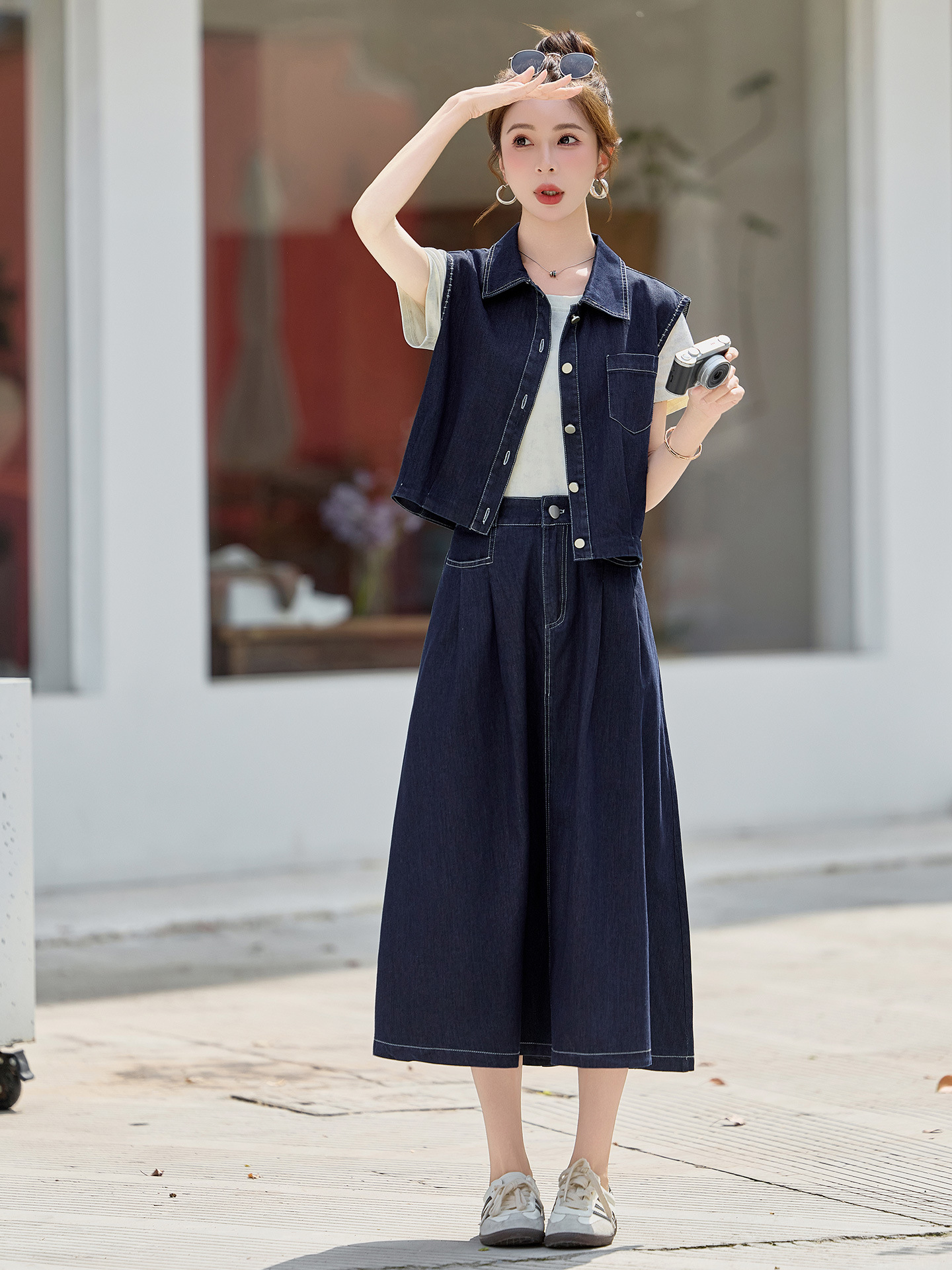 Bộ ba món thời trang nữ hè 2026: áo thun + áo khoác vest denim + chân váy midi — màu xanh nhạt, màu xanh đậm
