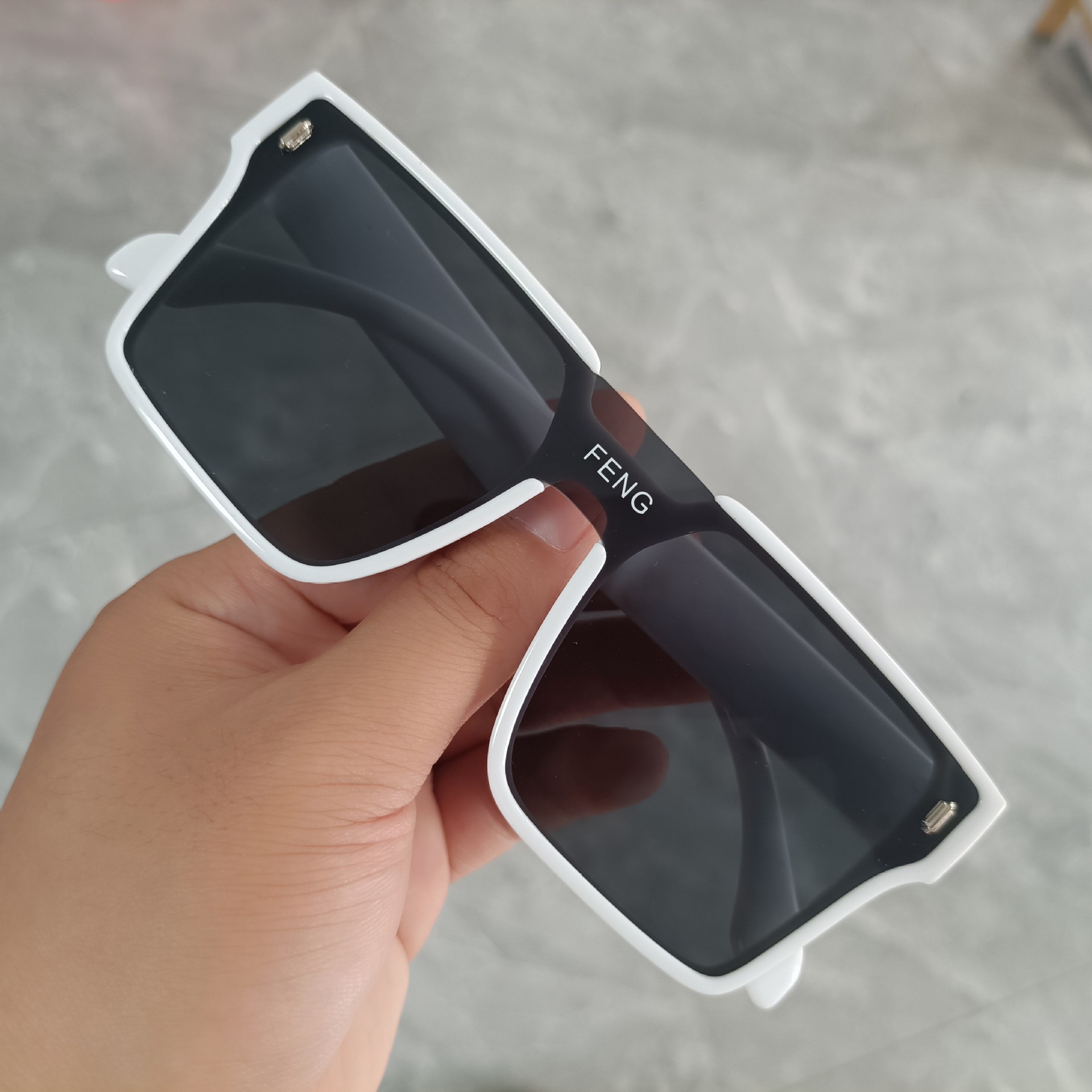 흰색 프레임 검은 회색 시트