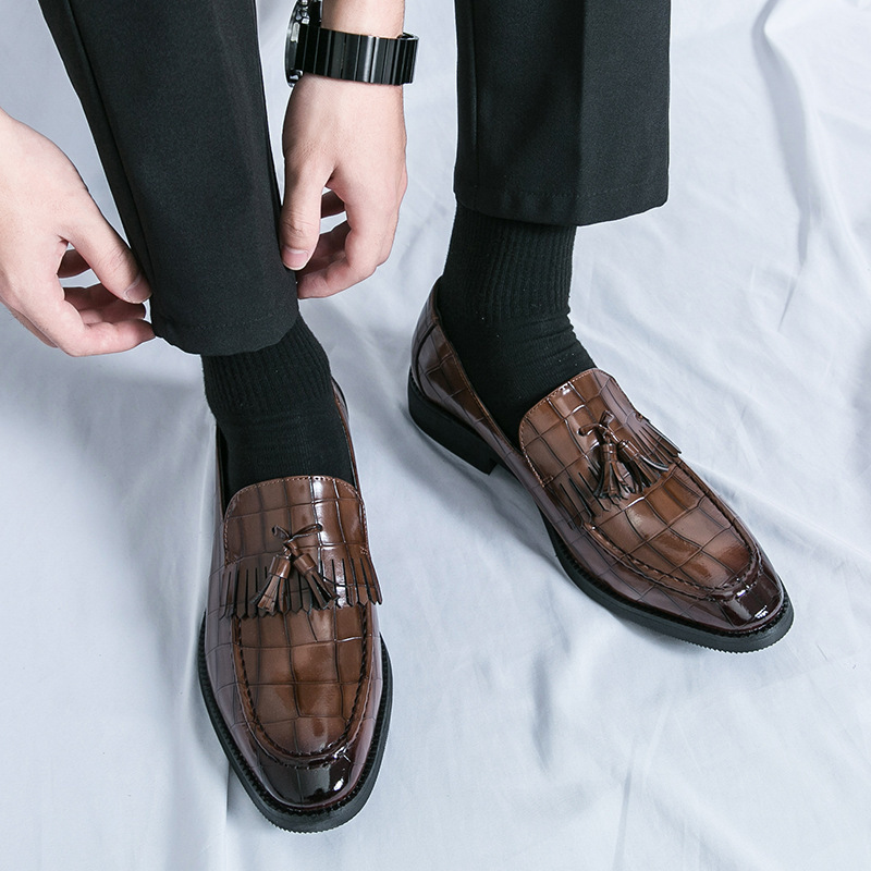 Casual con un pedal de punta, zapatos de cuero con bordas británicas para hombres, ropa de negocios coreana, zapatos de moda simples para hombres. image 3