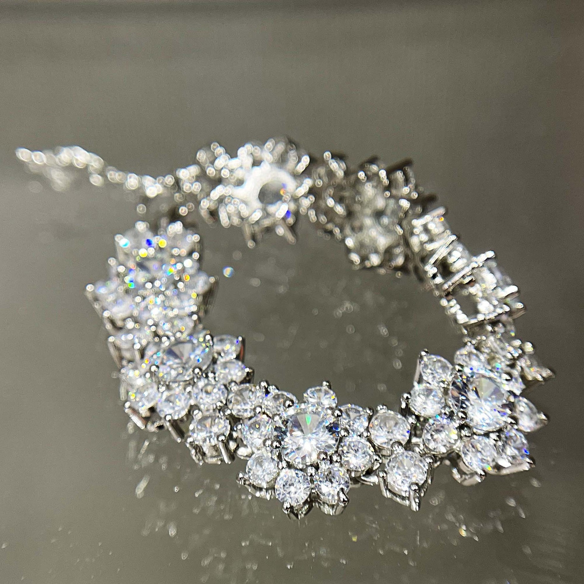 Luxe damesarmband met zonnebloemmotief, moissanite en diamanten, hoogwaardige, zwaar bewerkte bloemvormige armband._voghion.com