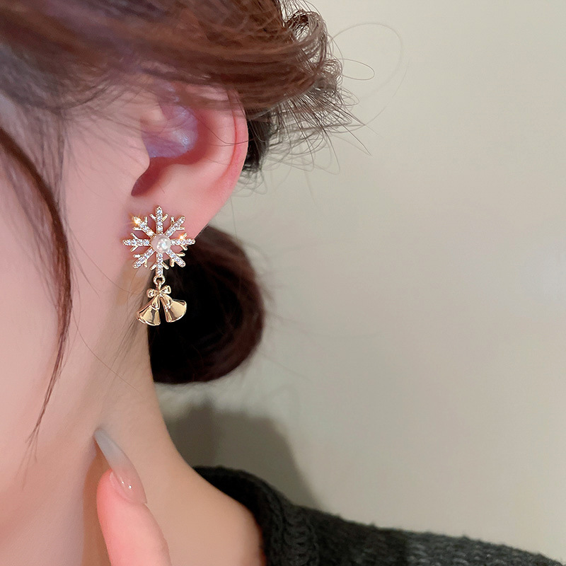 Retro Snowflake Copper Inlay Zircon Earrings 1 Pair