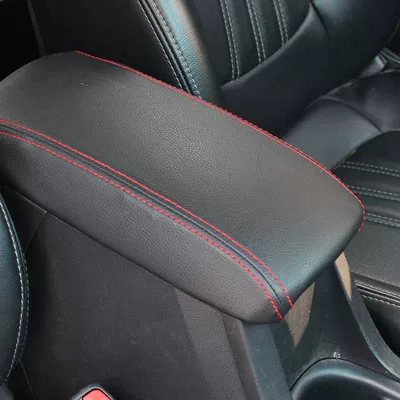 Levin Armrest Box Extended | Sürətlər qutusu və əl tormozu başlıqları - 14-18-corolla-ordinary-armrest-box-cover-black-leather-with-red-thread-and-no-markings