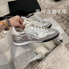 小香風の厚い底の白い靴の女性の2024aの新型の爆発金はスカートを配合して高くなります。