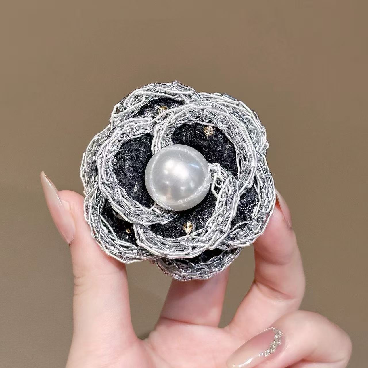 Elegante Brosche im französischen Stil mit Kamelienblüte, Vintage-Perlen, handgefertigte Stoffnadel für Kleider und Blusen, Damen_voghion.com