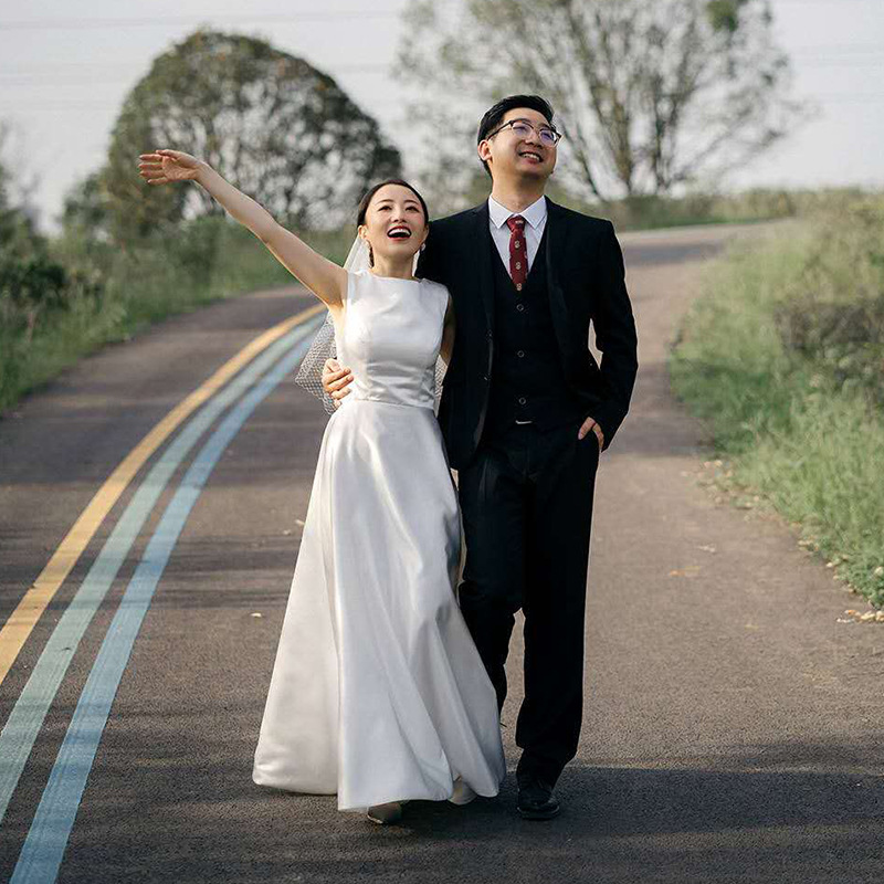 Fitted travel wedding dress sleevless