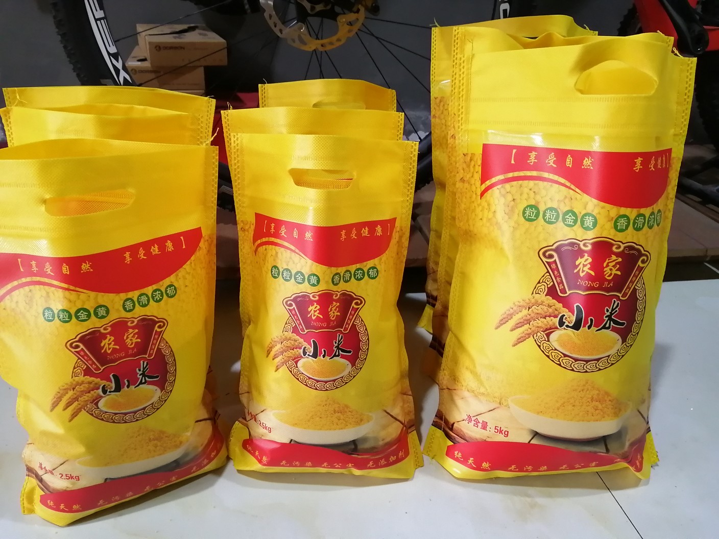 Bomba de mijo plana 2.5kg 5kg bolsa de mijo granja no tejida al por mayor 5kg 10kg en stock