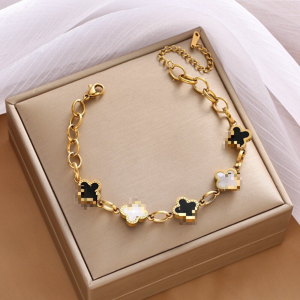 Pulsera de trébol de acero titanium vendedora caliente transfronteriza europea y americana con incrustaciones de concha pulsera colgante pulsera de diseño avanzado sin desvanecimiento al por mayor