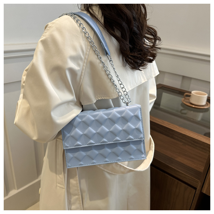 The 2024 autumn new embossed diamond-shaped single-shoulder crossbody bag with a chain design is a niche, fashionable, simple and retro small square bag undefined