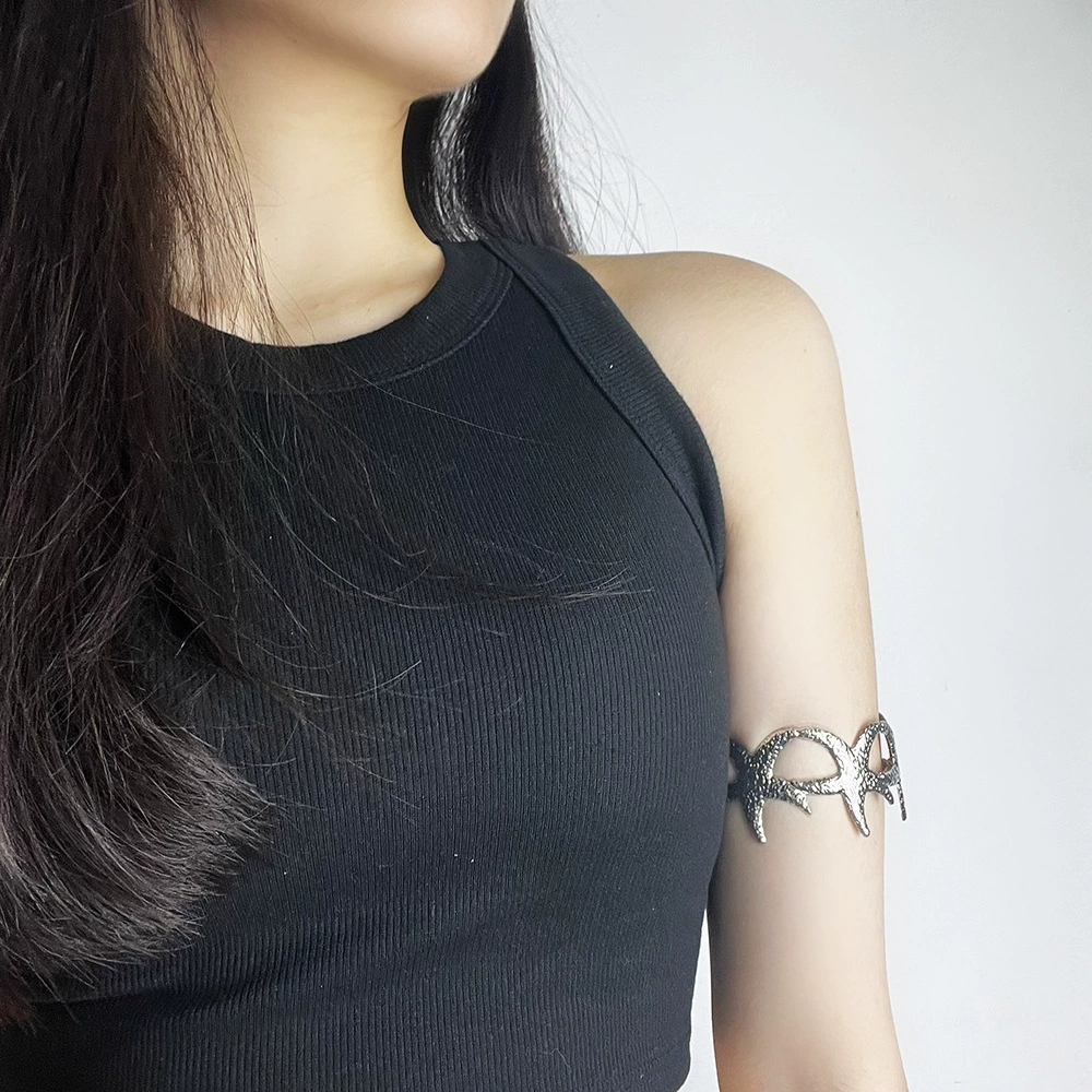 Простой высококачественный металлический полый браслет, европейская и американская мода, трансграничная ретро-темпераментная широкая версия, летняя повязка на руку в виде морской звезды