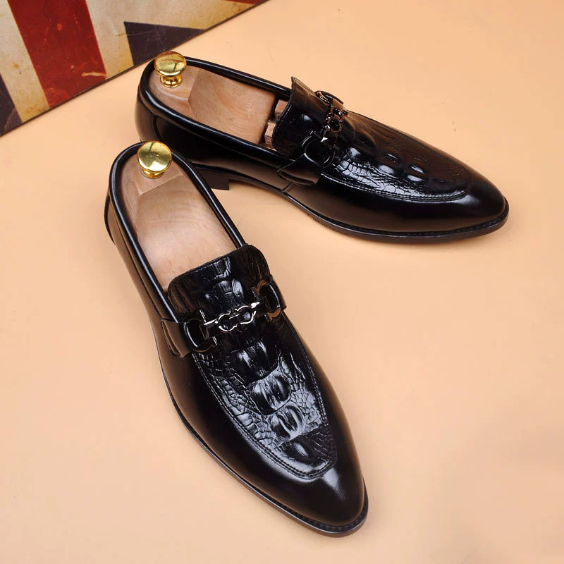 Бизнес-офис с острыми наконечными мужскими кожаными туфлями с крокодиловым принтом знакомства