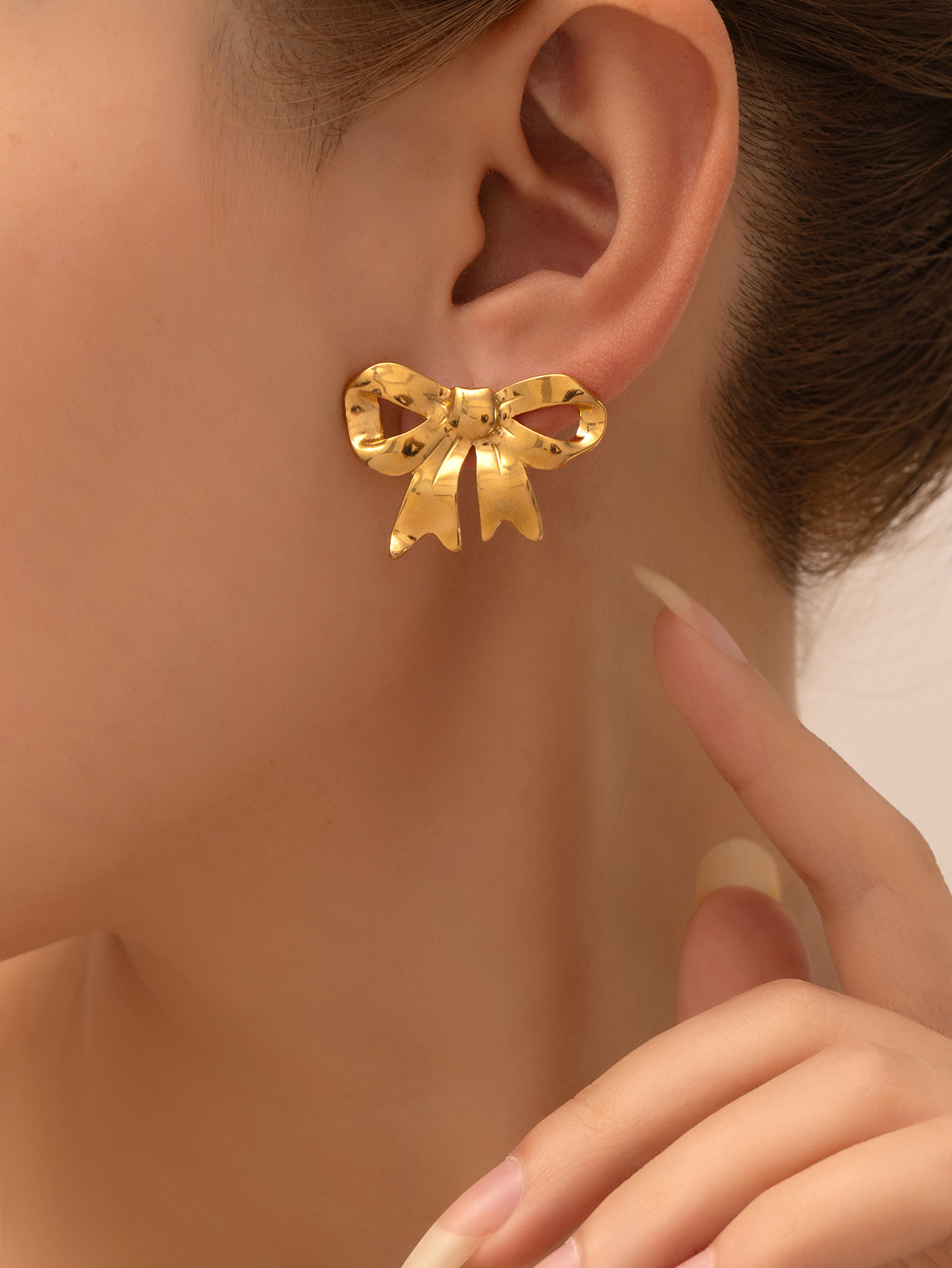 Pendientes de acero de titanio transfronterizos para mujer, lujo ligero, sentido de alta gama, temperamento retro de nicho, pendientes que no se desvanece, pendientes de todo fósforo al por mayor