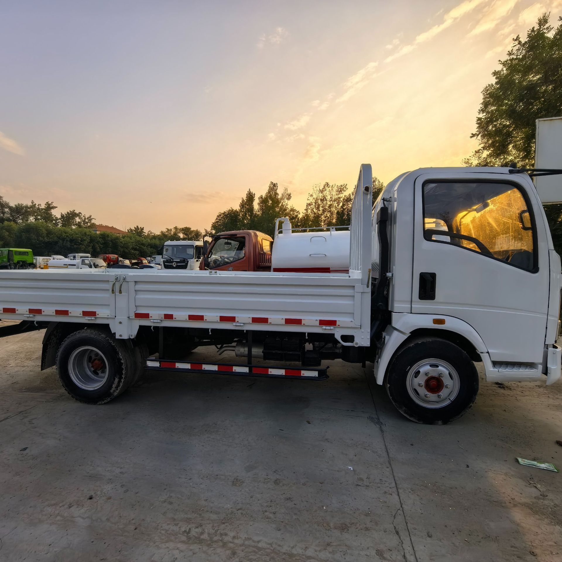 Manufacturer of cross-border Isuzu dump trucks, small dump trucks, light trucks, single and double row right-hand drive tipper trucks
