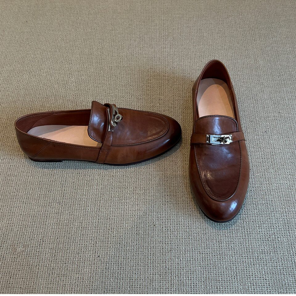 Giày lười nữ da bò mũi tròn khóa cài kiểu ngựa, đế bằng gót trong 3–6 cm — Màu caramel, màu đen chi tiết 18