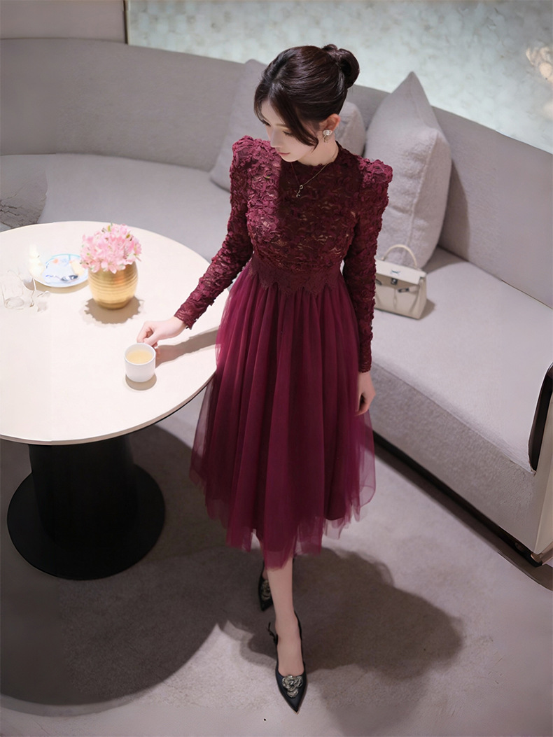 Đầm maxi nữ cổ tròn ren phối lưới thắt eo dáng dài — Thuốc lá tím chi tiết 9