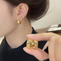 フレンチ幾何学的な菱形のゴールデンピグメントリング女性用イヤリング4点セット、クールなスタイル、軽い贅沢、ハイエンドの多用途イヤリング
