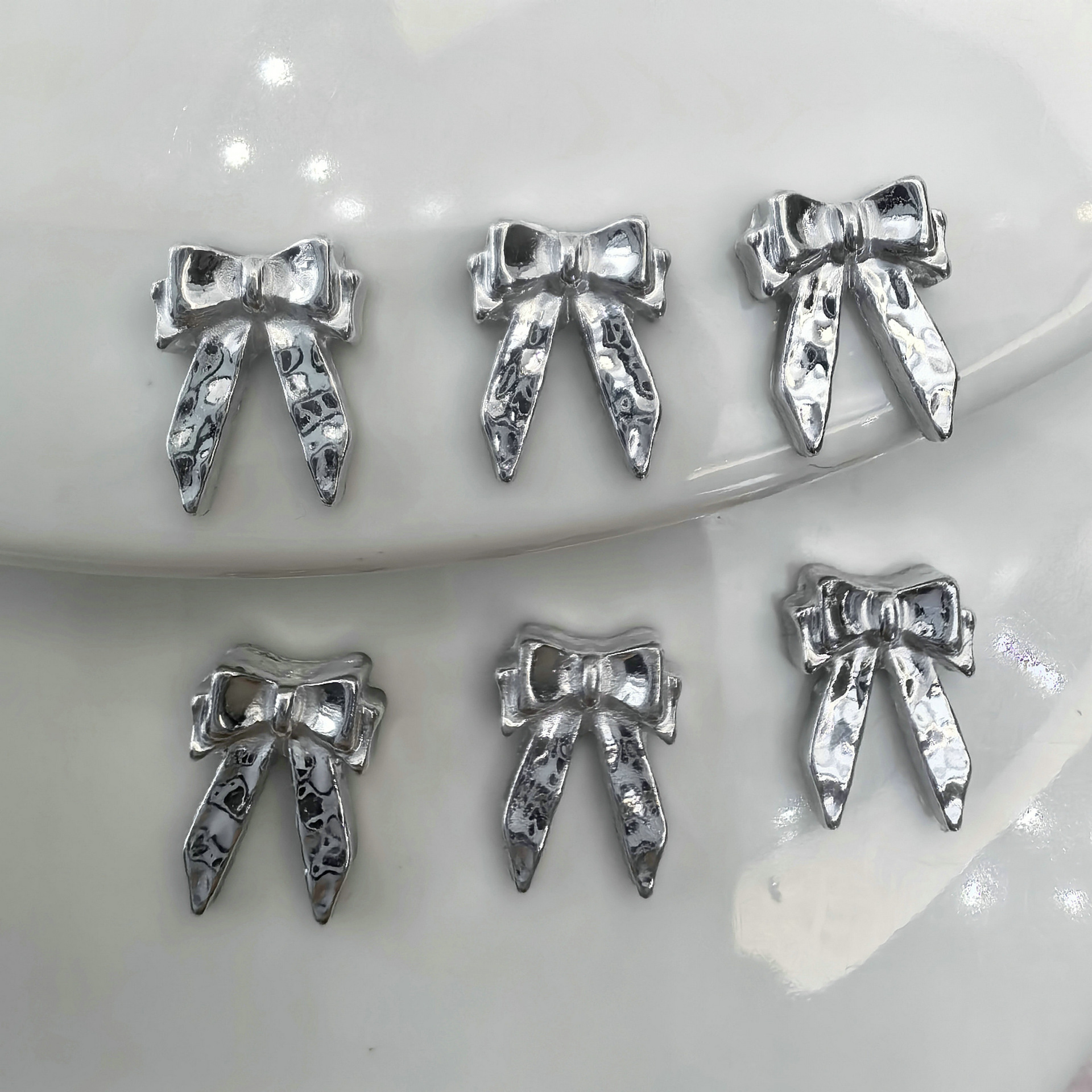 银色法式蝴蝶结美甲饰品合金喷漆法式精致立体复古简约蝴蝶结美甲