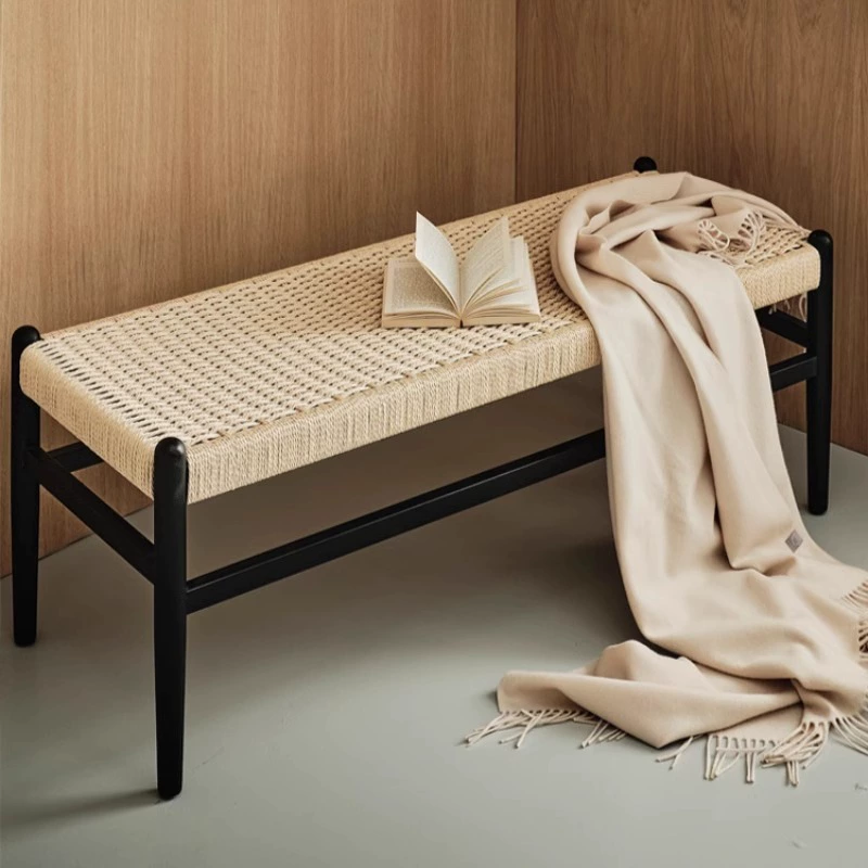 Смена обуви на скамейке из цельного дерева