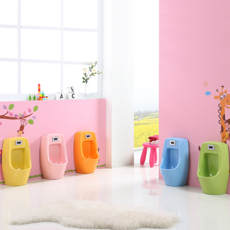 Kindergarten niños de cerámica montado en la pared orinal niño niños de dibujos animados vertical orinal fabricante
