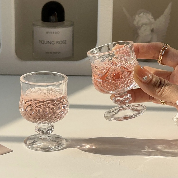 Creative retro engraved glass cup mini fruit wine cup exquisite high-stem sweet wine cup high-quality small wine cup one-bite cup
