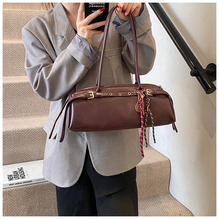 Túi xách baguette nữ phong cách retro, túi đeo tay và kẹp nách thời trang, kiểu dáng gối mềm mại — Burgundy không có mặt dây chuyền, Màu nâu không có mặt dây chuyền, Màu đen không có mặt dây chuyền, Màu nâu với mặt dây chuyền chi tiết 20