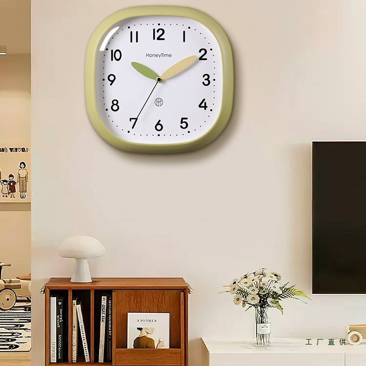 奶油风挂钟2025新款客厅家用卧室钟表挂墙创意静音挂表免打孔时钟