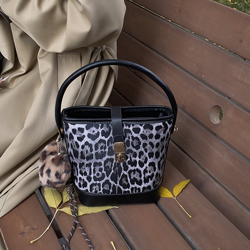 Bolso popular de este año para mujeres otoño invierno 2024 nuevo patrón de leopardo nicho mochila casual bolso de cubo de agua