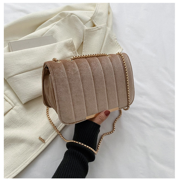 Bolso cuadrado pequeño de moda de terciopelo para mujer 2023 primavera nuevo estilo bolso de hombro de cadena de aire occidental bolso de mensajero simple casual