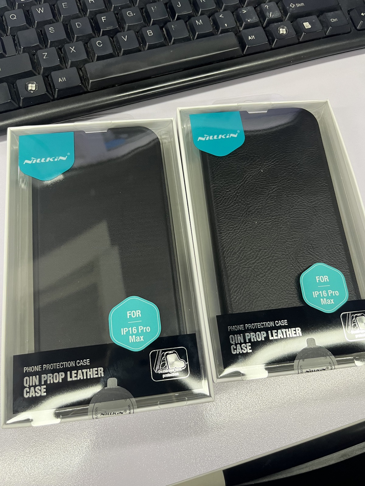 Ốp lưng iPhone 16 Pro Max chống sốc viền dày, có giá đỡ ống kính, bảo vệ toàn diện — Dòng Qin PROP (mẫu vải) màu đen, Dòng Qin PROP (mẫu vải) màu nâu, Apple IPHONE16 chi tiết 24