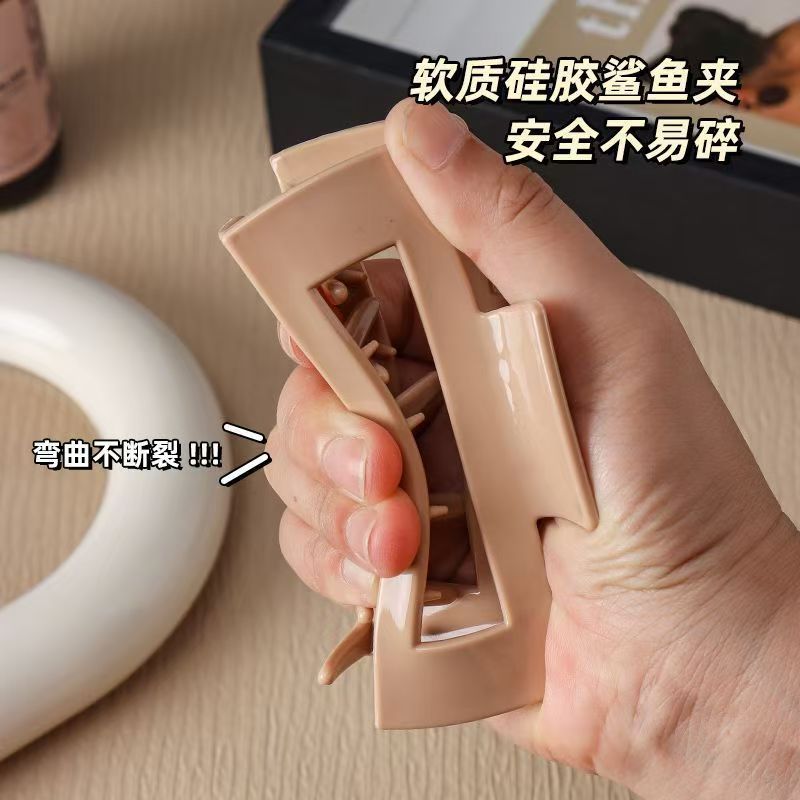 软质硅胶鲨鱼夹安全不硌头抓夹女2025新款发夹防摔不易碎夹子头饰|undefined