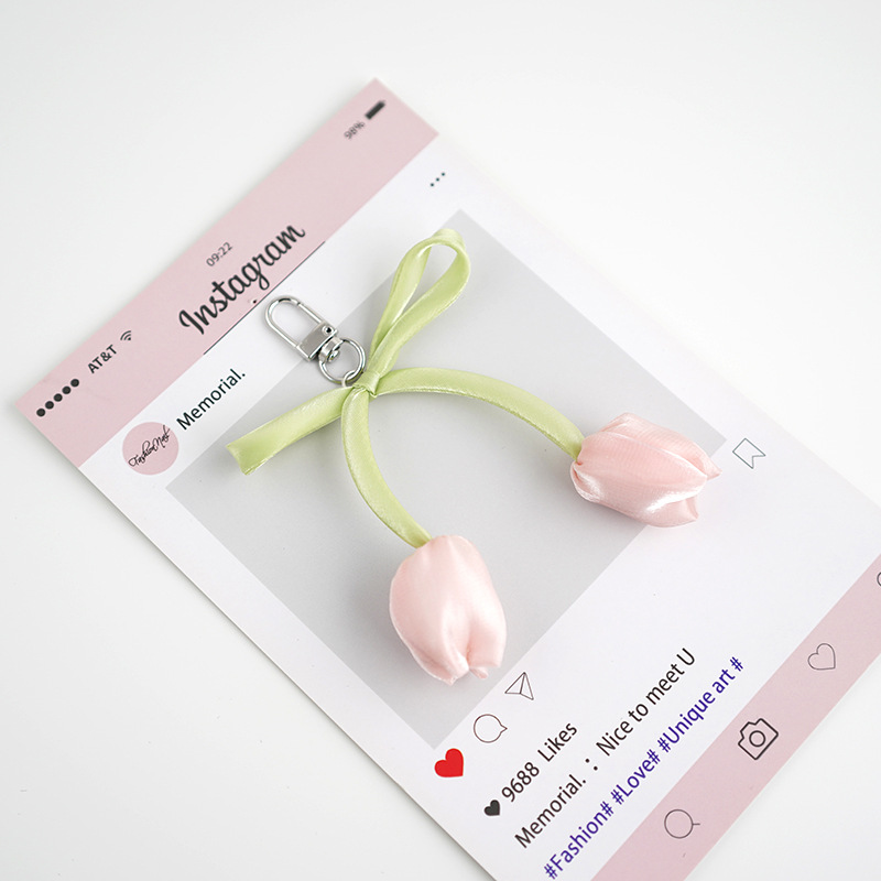 Venta caliente todo fósforo tulipán perla rosa serpentina arco púrpura colgante amor llavero bolso colgante
