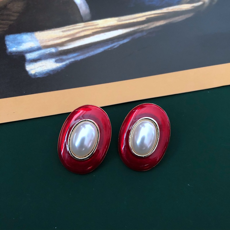 Vintage Oval Pearl Earrings display picture 4