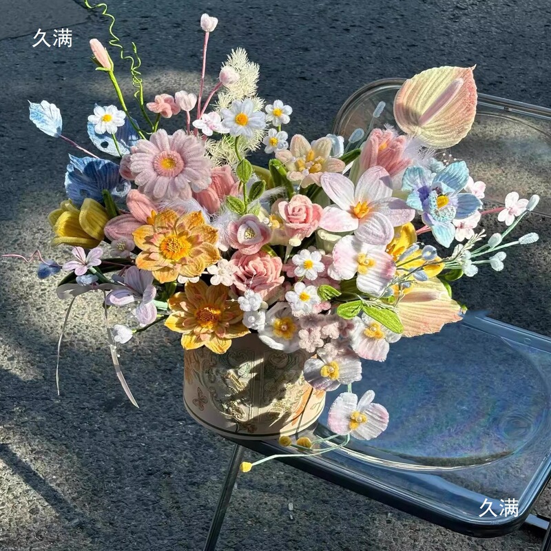 ツイストな花束の手作りの材料を包んで、バラを抱いて桶の花を抱いて彼女の親友にプレゼントします。|undefined