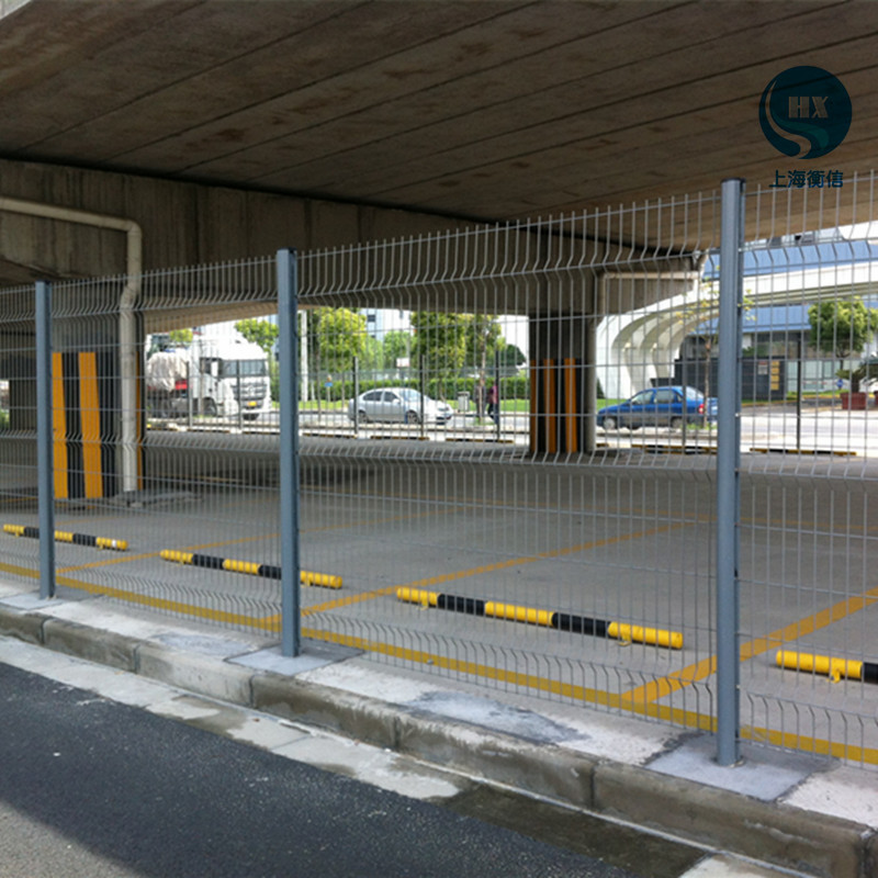 灰色双边丝护栏网围栏网 浸塑铁丝网隔离网 果园农场圈地网养殖网