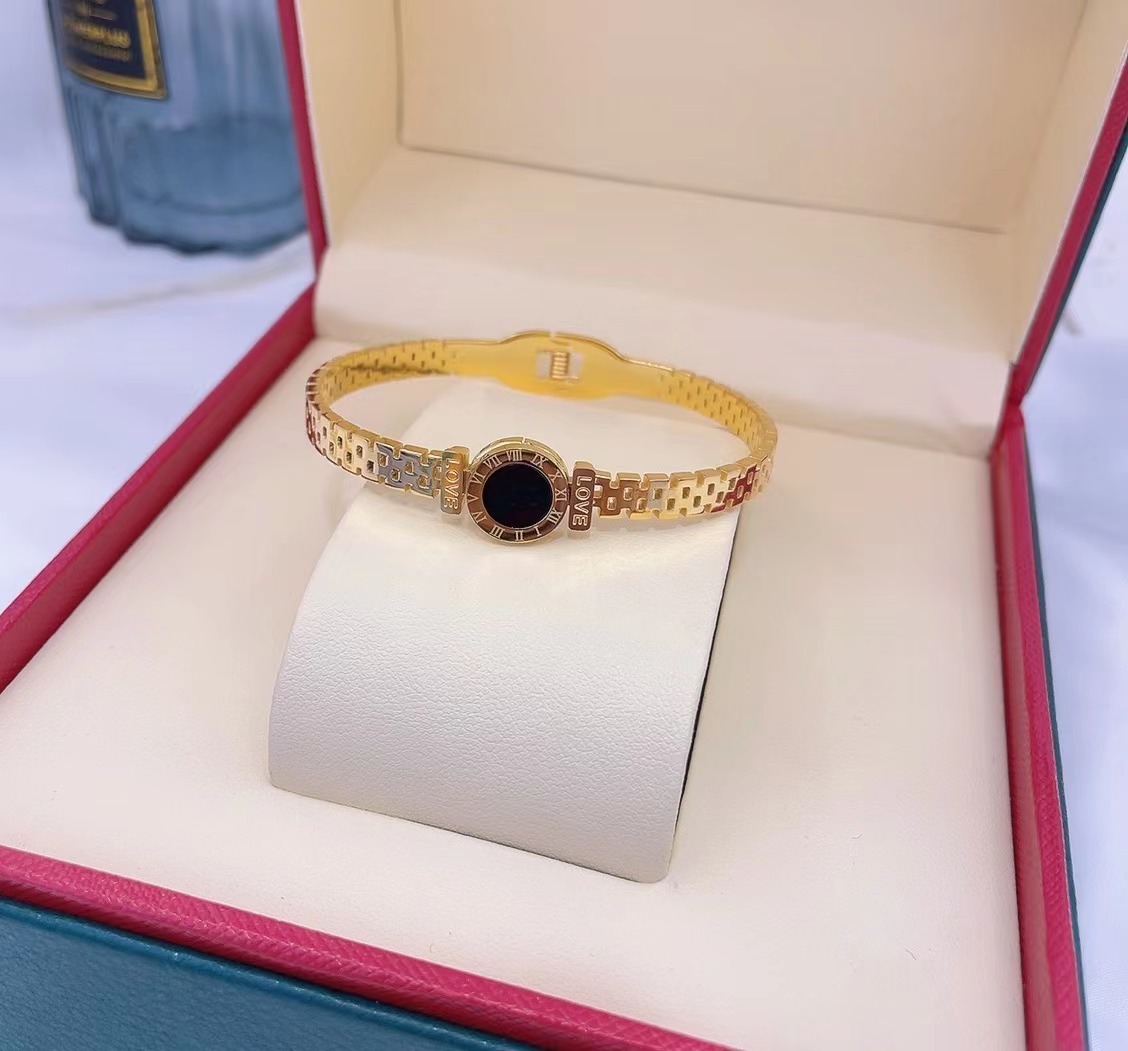 En stock fábrica directa Transfronteriza Popular electrochapado 18K pulsera de acero de titanio femenina personalidad no se desvanece moda nicho moda